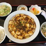 本場中華料理 小香港 - 麻婆豆腐定食¥680
                                麻婆豆腐はボリュームたっぷり、辛さは普通。
                                ご飯おかわり三杯いけます。