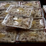 ヒット焼 甘味処 けやき屋 - 陳列された赤飯