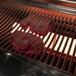 お肉屋 けいすけ 三男坊 - 牛タンを焼いているご様子