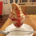コトコトカフェ - ソフトクリーム(いちごソーストッピング)