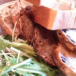 パーラー江古田 - セットのスライスパンは、レーズン酵母のバゲットとレーズンくるみ、フルッタが各2スライスずつでした。