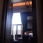 セント レジス ホテル - Ｓｔ　Ｒｅｇｉｓ　ＢＡＲ側　朝は扉が開いています。