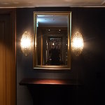 セント レジス ホテル - 廊下　角　鏡と照明