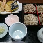 手打ち蕎麦　六四篭 - 二色天せいろ 1550円
      『月ごとに変わる【かわり蕎麦】と【二八蕎麦】の二点盛り♪((o(^∇^)o))』