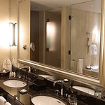 セント レジス ホテル - 広い鏡の洗面所