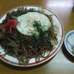 辻麺食堂 - 焼きそば大　肉入り玉子のせ