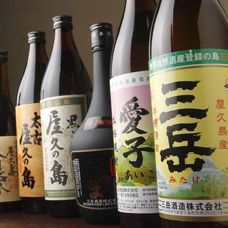 屋久島焼酎や奄美黒糖焼酎、全国各地から取り寄せたお酒をご用意