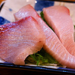 立飲み たきおか - ブリのお刺身で一杯。