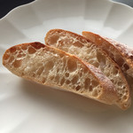 ラ ロッタ ベーカリー - LOTTAバゲット　プチ？カット面  全粒粉入りでつやつやボコボコ気泡♡