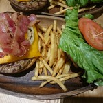 クアアイナ - 厚切りチェダーチーズベーコンバーガーセット