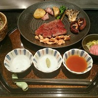 鉄板焼 下野 - お箸でステーキ