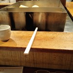 酒処　蔵 - 席に着くととりあえずお箸置いてくれはります。