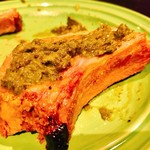 Spice&Dining KALA - 豪快に焼き上げた軽いレア感残るラムチョップにミントのチャトニをこれまた豪快に塗り付け頂けば～