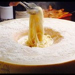 イタリア産ホールチーズ『グラナパダーノ』で作るクリームパスタ