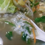 あか堀食堂 - しかし、具の下にあるのは中華麺ではなくご飯！