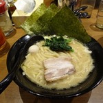 横浜家系ラーメン 三ノ宮商店マックス - デフォルトラーメン700円(税込)