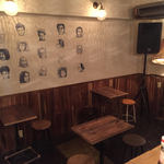 Sangatsuno Mizu - 壁には元ビートクルセイダーズのケイタイモ画伯のミュージシャンの絵が描かれている