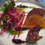 レストラン・ジョルジュマルソー - フランス産フォアグラのソテー　黒オリーブとグリーンピースのソース　オレンジのコンフィチュールとカブ、ビーツのサラダ添え