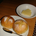 グリル＆ダイニング マンハッタンテーブル - [料理] パン２種 & バター