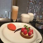 グッチ・カフェ - カフェラテ 1,000円 いちごのタルト 1,600円