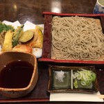 Hakkaisoba Shougetsuan Teuchi Soba Yutaka - 野菜天せいろそばです。なかなか美味しかったです。