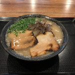 拉麺専門店 えん - ラーメン全景。