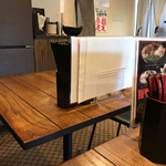 拉麺専門店 えん - テーブル席。