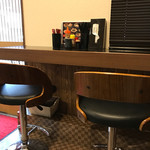 拉麺専門店 えん - 入口左のカウンター。