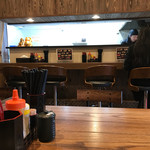 カウンターと厨房方向。