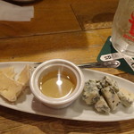 Nikubarupuro Beccho Hiratae Kimaeten - 選べるチーズ2種盛り(カマンベール＆ゴルゴンゾーラ)680円