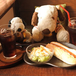 うさぎとぼく - 今日は阿倍野で大人気のカフェ『うさぎとぼく』さんに
      おじゃましてま～す。
      注文したのは、ホットドッグセット(サラダ・ドリンク付)。
      