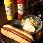 うさぎとぼく - シンプルなホットドッグで美味しいです！
      ケチャップとマスタードのボトルは店主さんがデザインした
      オリジナルラベルだよ。
      