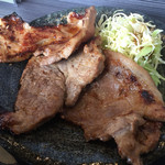 とんかつ さら - 肉は こんなんです
      分厚いよ