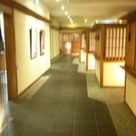 Kani Douraku - 個室が並ぶ店内廊下