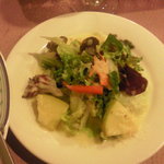 ラ・テラス・クレオール - セットメニューのサラダです。ドレッシングも手作りみたい。ﾆﾝﾆｸ風味でおいしい！