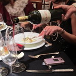 ザ・ペニンシュラ東京 - 赤ワインをサーブ