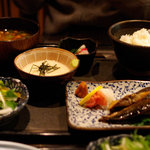 あぶり処 武蔵 - 麦とろ定食。魚を選択（１０００円）