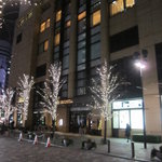 ザ・ペニンシュラ東京 - 夜の外観