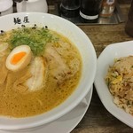 岡本商店 - 鶏白湯魚介ラーメンとチャーハン（サービス）