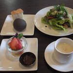 La Bonta - ランチ前菜３種類（１人１ケのみ）とパン（フォカッチャ・イカスミ）