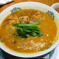 華都飯店 OsakaMetro本町ビル店 - 奥深い辛さの坦々麺