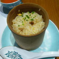 華都飯店 OsakaMetro本町ビル店 - 香りよい竹筒入りチャーハン
