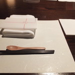 界 遠州 - テーブルには各々綺麗にセッティングがされていました。
      