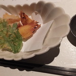 界 遠州 - 季節の揚げ物
       　「帆立進上の蓑揚げ　野菜天麩羅　　抹茶塩 レモン」
      