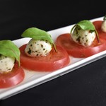 カフェ＆バーマスタング - トマトとモッツアレラチーズのカプレーゼ