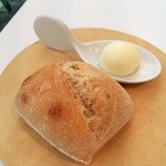 プレヴナンス - 全粒粉パンとバター