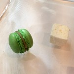 プレヴナンス - ピスタチオのマカロン、洋梨