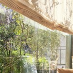 プレヴナンス - 大きな窓から陽光と緑