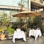 プレヴナンス - エントランスそばにテーブルとパラソル