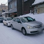 日の出食堂 - お昼時、お店の横はいつもこんな感じ